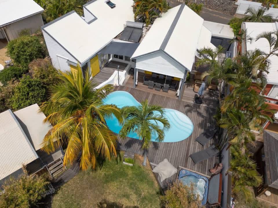 Vue aérienne de la Villa Calynera avec sa piscine et sa terrasse