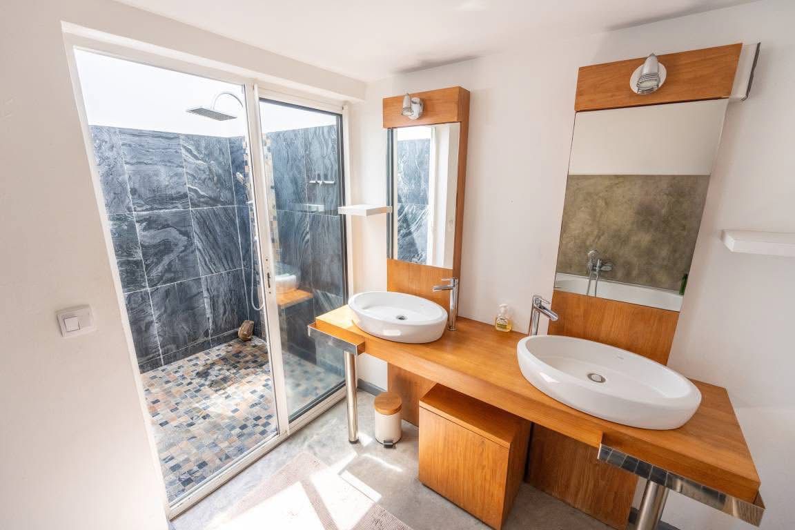 Salle de bain avec douche et baignoire